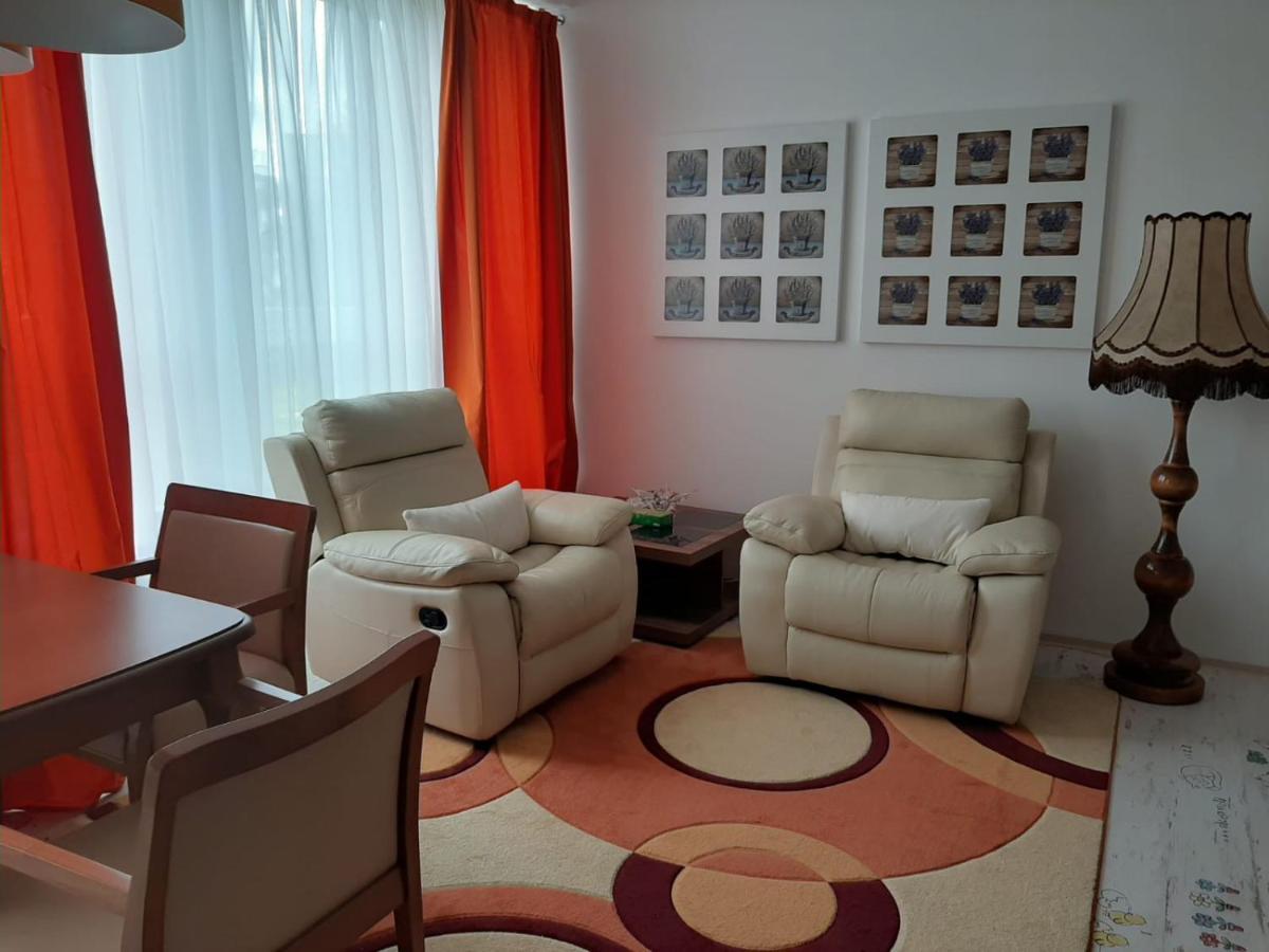 Zluty Apartman A6 V Chomutove Apartment Bagian luar foto